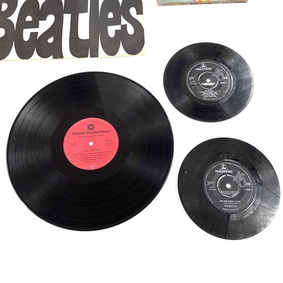 Lot 238 - The Beatles, 12" and 7" vinyl.