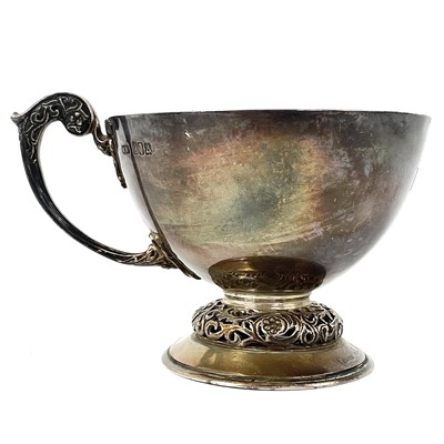 Lot 20 - A George V Irish silver pedestal cup by Mappin & Webb.