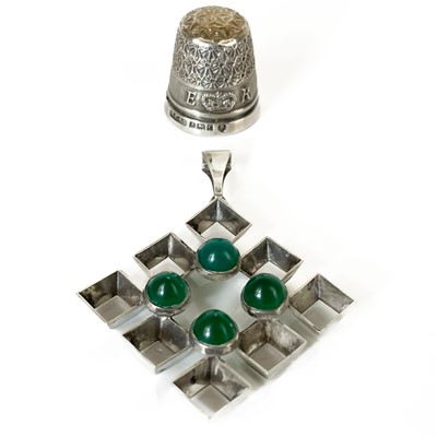 Lot 425 - A Finnish silver green stone set pendant and a modern silver ERII thimble.