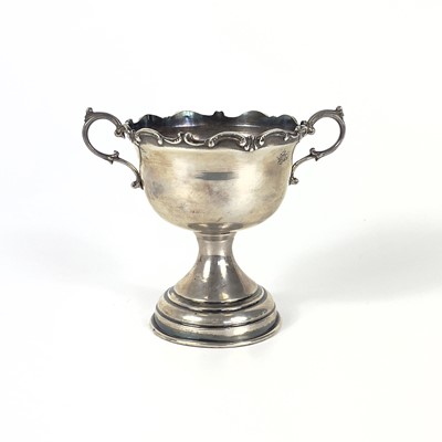 Lot 64 - A Columbian 0.900 silver trophy and a cup.