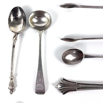 Lot 131 - An Edwardian silver set of six teaspoons with Shakespeare bust finials.