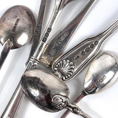 Lot 131 - An Edwardian silver set of six teaspoons with Shakespeare bust finials.