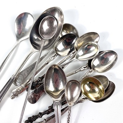 Lot 131 - An Edwardian silver set of six teaspoons with Shakespeare bust finials.