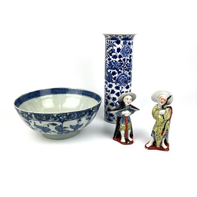 Lot 107 - A Chinese blue and white porcelain cylindrical vase, late 19th century.