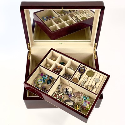 Lot 388 - A jewellery box with a small selection of costume jewellery.