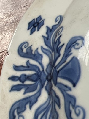 Lot 59 - A Chinese porcelain blue and white porcelain dish, Kangxi period.