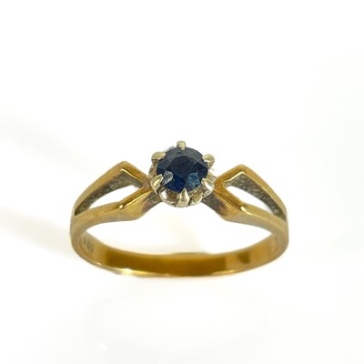 Lot 165 - A 9ct sapphire set ring.