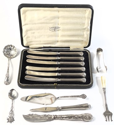 Lot 147 - Silver cutlery items to include a cased set of six George V butter knives.