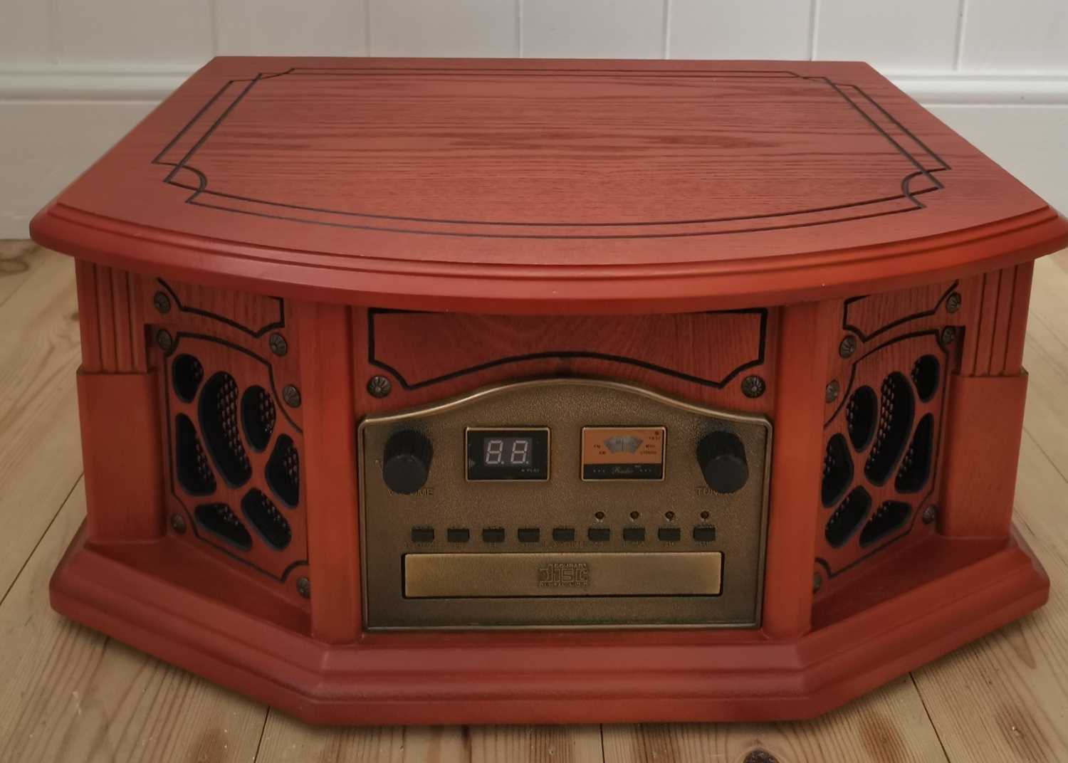 Lot 371 A Retro Style Music Centre lot-371-a-retro-style-music-centre