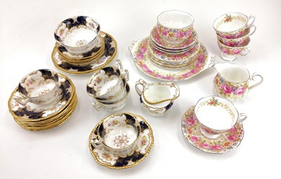 Lot 870 - Coalport porcelain batwing pattern part tea service.