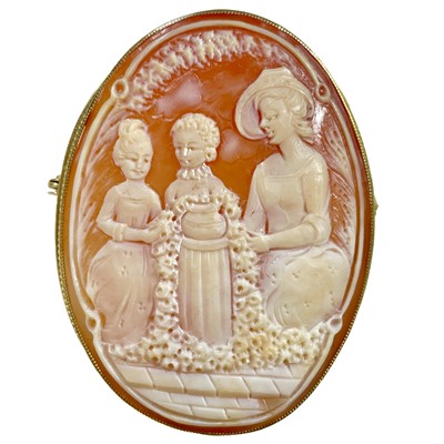 Lot 43 - A modern 9ct hallmarked gold mounted shell cameo brooch.