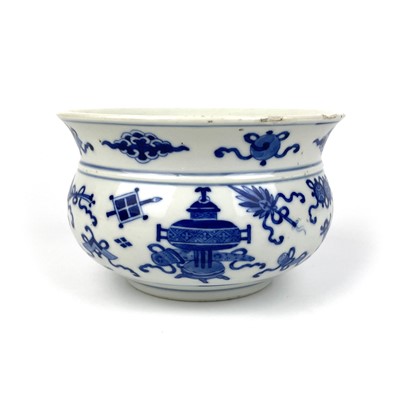 Lot 137 - A Chinese blue and white porcelain bowl, late 19th/early 20th century.
