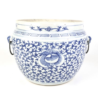 Lot 193 - A Chinese blue and white porcelain jardiniere, circa 1900-1920.