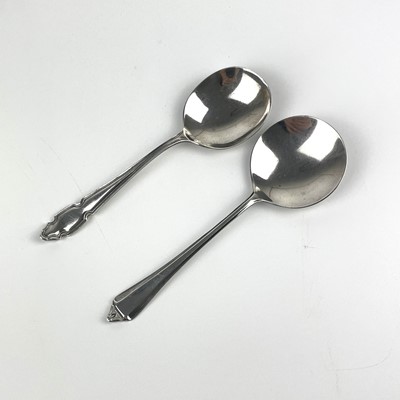 Lot 48 - A pair of George III silver teaspoons, London 1798.