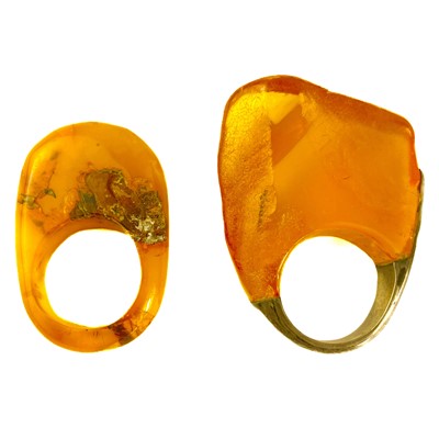 Lot 408 - A stylish large amber and white metal ring.