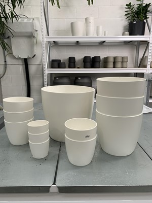 Lot 286 - Mixed white plastic 'elho' pots. 22cm 16cm x3...