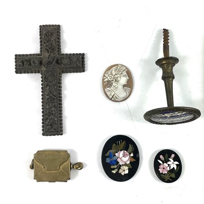 Lot 26 - A collection of curios etc to include a Victorian combined stamp box and letter scale