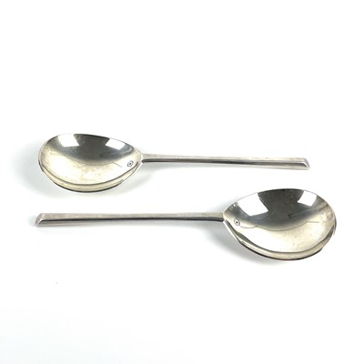 Lot 258 - A pair of George V silver 17th century style slip top spoons by Heming & Co Ltd.