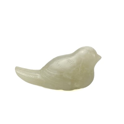 Lot 10 - A Chinese pale jade and russet carved bird, Qing Dynasty.