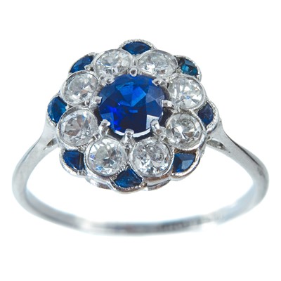 Lot 141 - An attractive Art Deco 18ct and platinum diamond and sapphire cluster ring.