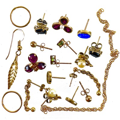 Lot 51 - Eight pairs of 9ct gold earrings, two singular earrings and a broken 9ct chain.