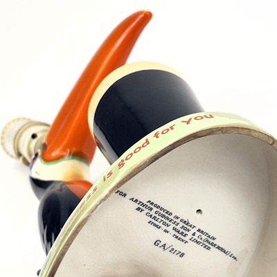 Lot 808 - A Carltonware Guinness toucan table lamp.