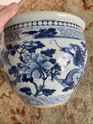 Lot 90 - A Chinese blue and white porcelain jardiniere, 19th century.