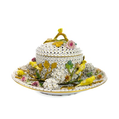 Lot 802 - A Meissen schneeballen ecuelle, cover and stand.