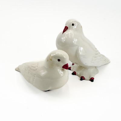 Lot 822 - A pair of ceramic white doves.