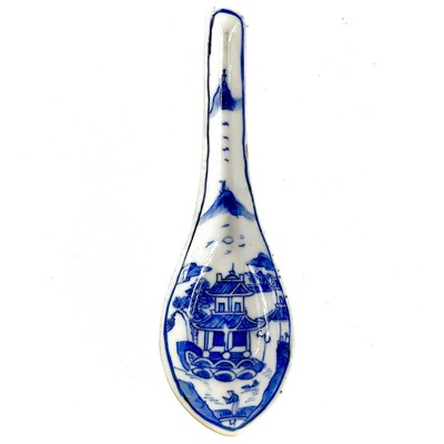 Lot 254 - A Chinese blue and white porcelain spoon, 19th century.