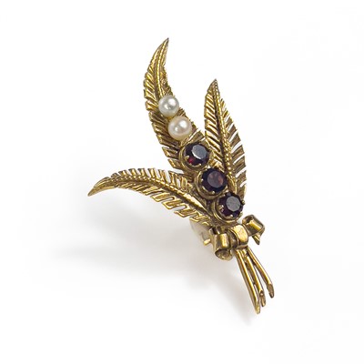 Lot 49 - Two 9ct gold brooches.