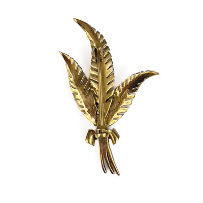 Lot 49 - Two 9ct gold brooches.