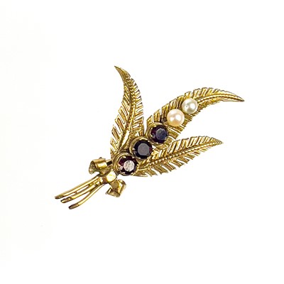 Lot 49 - Two 9ct gold brooches.