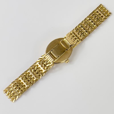 Lot 503 - A 9ct ladies Accurist quartz bracelet wristwatch.