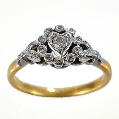 Lot 354 - An early 20th century gold and platinum diamond set cluster ring.