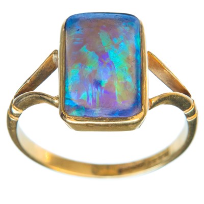 Lot 328 - An 18ct gold blue opal ring.