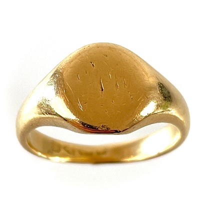 Lot 337 - An Edwardian 18ct gold ladies signet ring.