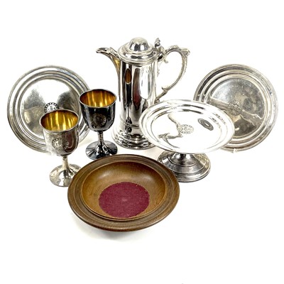 Lot 126 - A Walker & Hall silver plate ecclesiastical six piece communion set.