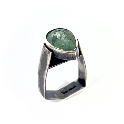 Lot 398 - A contemporary silver Brazilian emerald set ring by Chris Boland.