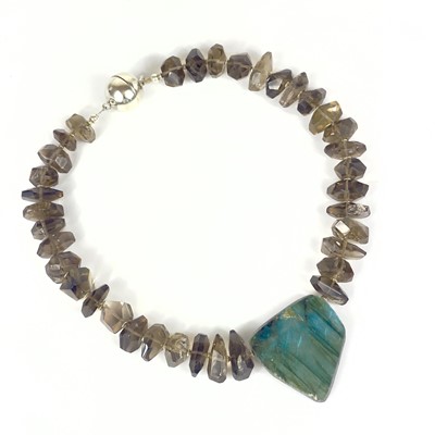 Lot 404 - A Tessa Sambrook contemporary smokey quartz and labradorite pendant necklace.