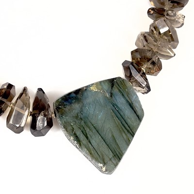 Lot 404 - A Tessa Sambrook contemporary smokey quartz and labradorite pendant necklace.