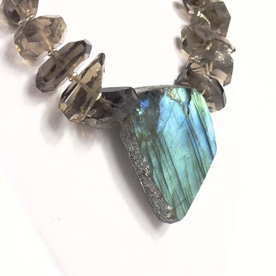 Lot 404 - A Tessa Sambrook contemporary smokey quartz and labradorite pendant necklace.