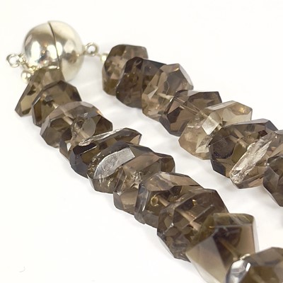 Lot 404 - A Tessa Sambrook contemporary smokey quartz and labradorite pendant necklace.