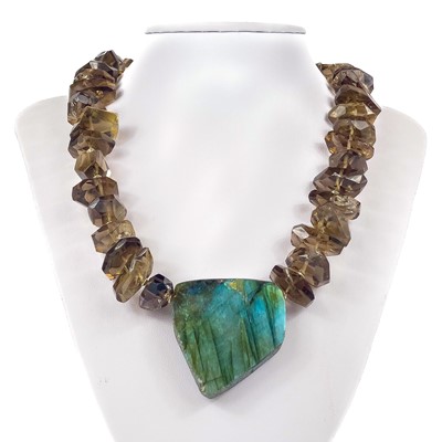 Lot 404 - A Tessa Sambrook contemporary smokey quartz and labradorite pendant necklace.