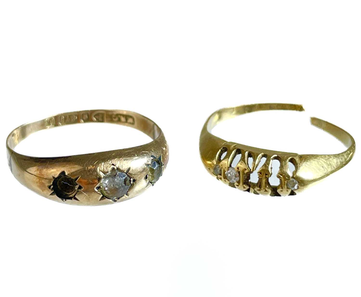 Lot 322 - An 18ct diamond set ring, with two missing
