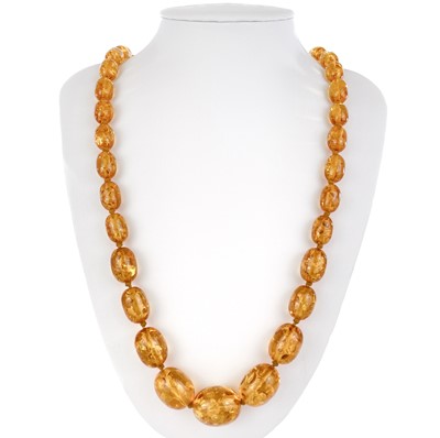 Lot 433 - An amber graduated oval bead necklace.