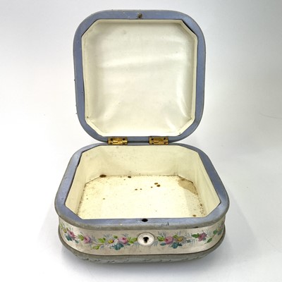 Lot 322 - An early 20th century 'sweetheart' heart-shaped pin cushion.