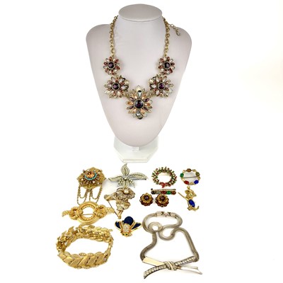 Lot 391 - A good collection of mid-century vintage costume jewellery.