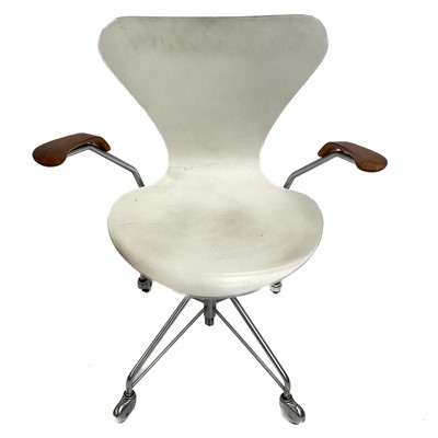 Lot 515 - An Arne Jacobsen for Fritz Hansen bent ply office chair.