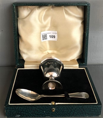 Lot 109 - A Silver plain egg cup and spoon, cased, 2oz.